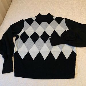 Light weight Argyle long sleeve mock neck sweater.  Blk/off wht/grey. Size med